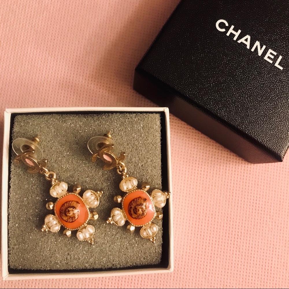 Chanel Gold Enamel Pearl Seashell CC logo Earrings